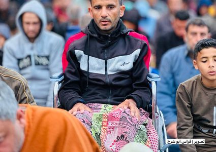 فلسطينيون يؤدون صلاة العيد على أنقاض مسجد الفاروق في رفح الذي دمره الاحتلال.