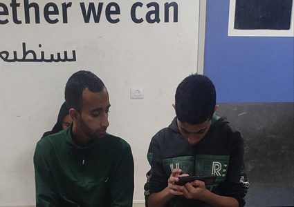 مئات المرضى والنازحين يقيمون صلاة العيد داخل المستشفى الأوروبي في خانيونس