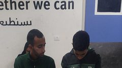 مئات المرضى والنازحين يقيمون صلاة العيد داخل المستشفى الأوروبي في خانيونس