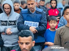 فلسطينيون يؤدون صلاة العيد على أنقاض مسجد الفاروق في رفح الذي دمره الاحتلال.