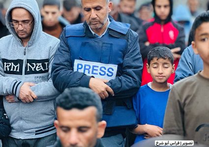 فلسطينيون يؤدون صلاة العيد على أنقاض مسجد الفاروق في رفح الذي دمره الاحتلال.