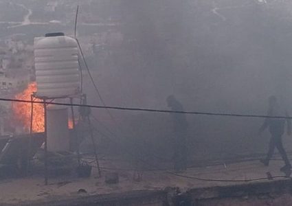 احتراق منزل استهدفه الاحتلال بقنابل الغاز في بلدة بيتا جنوب نابلس