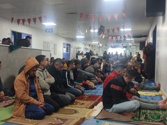 مئات المرضى والنازحين يقيمون صلاة العيد داخل المستشفى الأوروبي في خانيونس