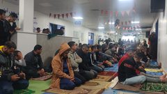 مئات المرضى والنازحين يقيمون صلاة العيد داخل المستشفى الأوروبي في خانيونس