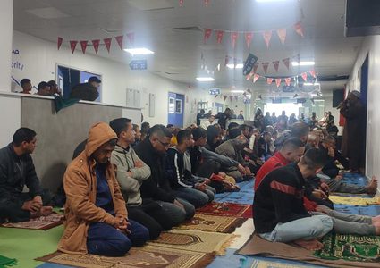 مئات المرضى والنازحين يقيمون صلاة العيد داخل المستشفى الأوروبي في خانيونس