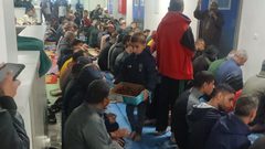 مئات المرضى والنازحين يقيمون صلاة العيد داخل المستشفى الأوروبي في خانيونس