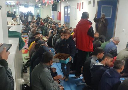 مئات المرضى والنازحين يقيمون صلاة العيد داخل المستشفى الأوروبي في خانيونس