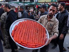 رغم الجراح..حلوى العيد في أسواق قطاع غزة في أول أيام عيد الفطر