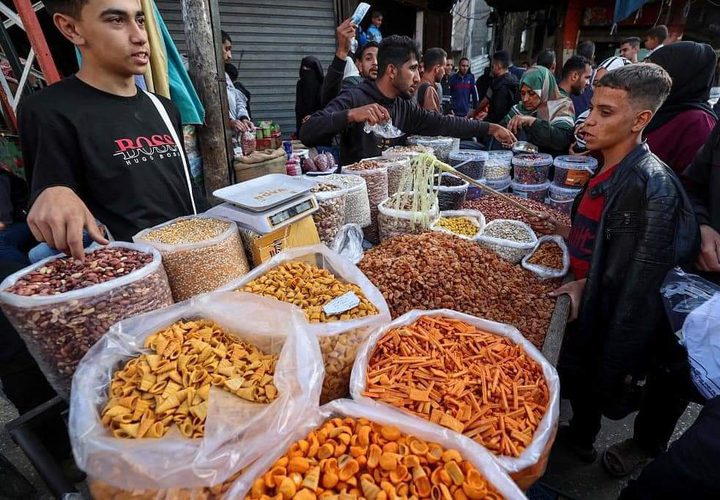 رغم الجراح..حلوى العيد في أسواق قطاع غزة في أول أيام عيد الفطر