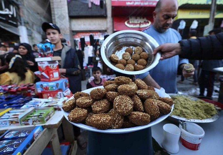 رغم الجراح..حلوى العيد في أسواق قطاع غزة في أول أيام عيد الفطر