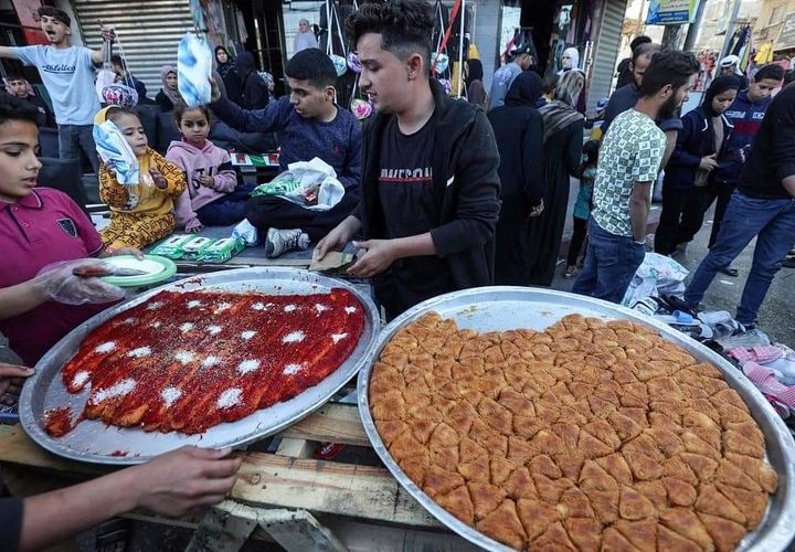 رغم الجراح..حلوى العيد في أسواق قطاع غزة في أول أيام عيد الفطر