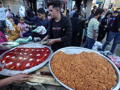 رغم الجراح..حلوى العيد في أسواق قطاع غزة في أول أيام عيد الفطر