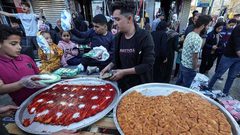 رغم الجراح..حلوى العيد في أسواق قطاع غزة في أول أيام عيد الفطر