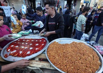 رغم الجراح..حلوى العيد في أسواق قطاع غزة في أول أيام عيد الفطر
