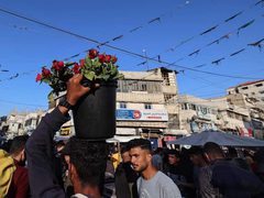 رغم الجراح..حلوى العيد في أسواق قطاع غزة في أول أيام عيد الفطر