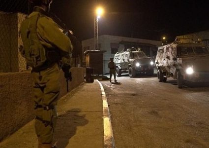 الاحتلال يقتحم بيت امر وينكل بالمواطنين