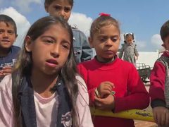 أصوات الغارات الإسرائيلية تطغى على ضحكات أطفال غزة في ألعاب الشوارع