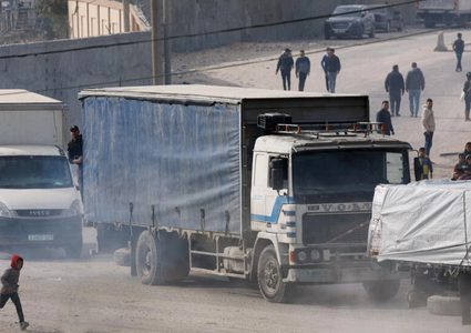 العكازات والكرواسون بالشوكولاتة: مواد مساعدات لغزة يرفض الاحتلال دخولها
