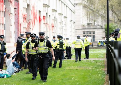 بريطانيا: اعتقال محتجين على مبيعات الأسلحة لإسرائيل أمام وزارة الدفاع