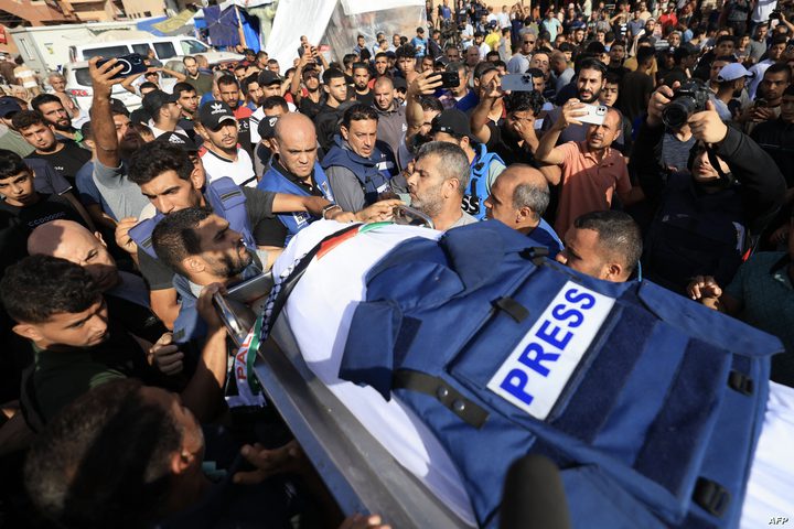 إصابة عدد من الصحفيين إثر استهداف الاحتلال لهم وسط قطاع غزة