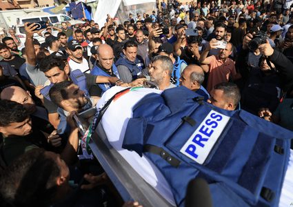 إصابة عدد من الصحفيين إثر استهداف الاحتلال لهم وسط قطاع غزة