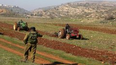 مستوطنون يعتدون على المزارعين وجيش الاحتلال يصادر جرار زراعي في سرطة