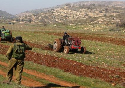مستوطنون يعتدون على المزارعين وجيش الاحتلال يصادر جرار زراعي في سرطة
