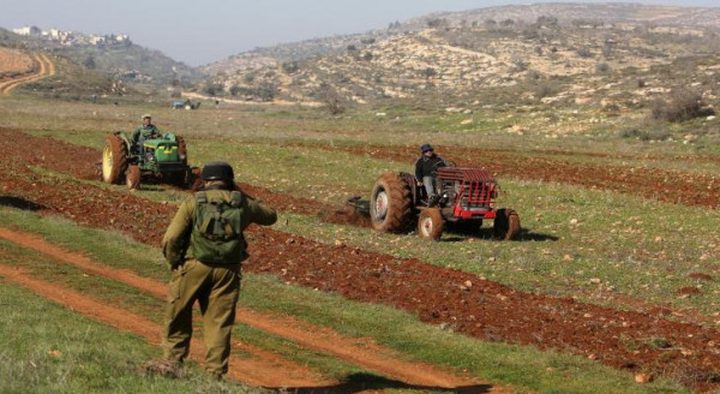 مستوطنون يعتدون على المزارعين وجيش الاحتلال يصادر جرار زراعي في سرطة