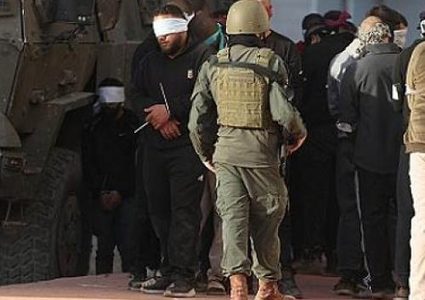 قوات الاحتلال تعتقل نحو 20 عاملا من غزة خلال اقتحامه لبلدة إذنا غرب الخليل