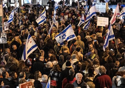 مظاهرات في إسرائيل تطالب بانتخابات مبكرة وتبادل الأسرى بغزة