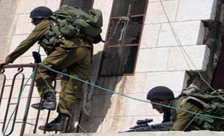 الاحتلال يستولي على منزلين ويحولهما لمراكز تحقيق في دوما