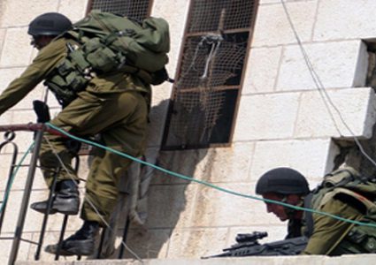 الاحتلال يستولي على منزلين ويحولهما لمراكز تحقيق في دوما