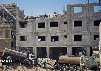 بالصور| من أهوال الحرب: شاحنة مقطورة تحلق على ارتفاع خمسة أمتار في غزة
