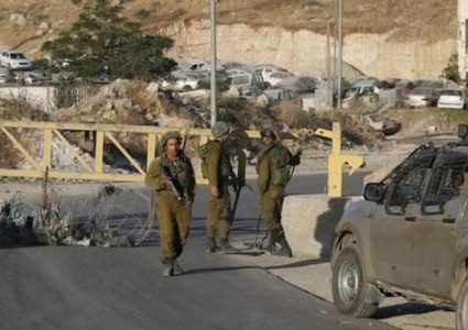 الاحتلال يغلق مدخلي قرية المغير شرق رام الله