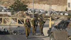 الاحتلال يغلق مدخلي قرية المغير شرق رام الله