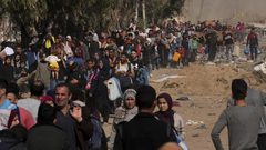 مئات الفلسطينيين يعودون لمنازلهم في غزة والشمال