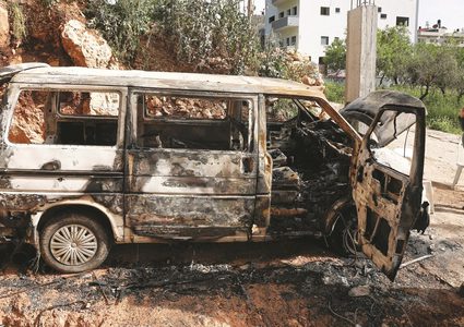 مستوطنون يحرقون مركبة ويدمرون خلايا كهربائية في الأغوار