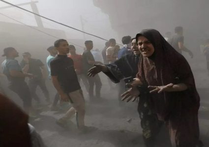 خمسة شهداء بينهم امرأة بقصف للاحتلال استهدف نازحين على شارع الرشيد غرب غزة