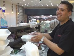 بعد معاناة طويلة جراء الحرب..مواطن من غزة يفتتح مطعمه في مصر ويحقق نجاحاً باهراً