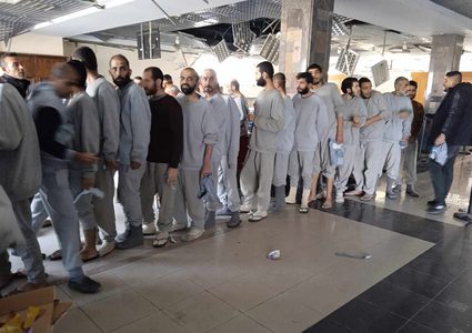 بحالة يرثى لها ..  الاحتلال يفرج عن 150 أسيرًا من الذين تم اعتقالهم من مختلف مدن قطاع غزة.