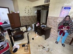 من داخل المنزل الذي اقتحمته قوات الاحتلال بعد حصار بناية سكنية في نابلس