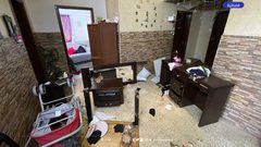 من داخل المنزل الذي اقتحمته قوات الاحتلال بعد حصار بناية سكنية في نابلس