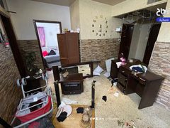 من داخل المنزل الذي اقتحمته قوات الاحتلال بعد حصار بناية سكنية في نابلس