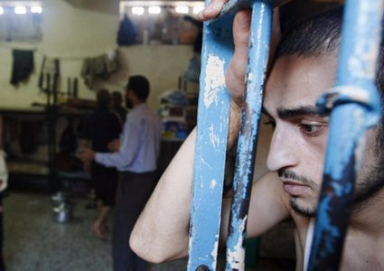 تقرير حقوقي: الأسرى في سجون الاحتلال يتعرضون لانتهاكات جسيمة لحقوق الإنسان