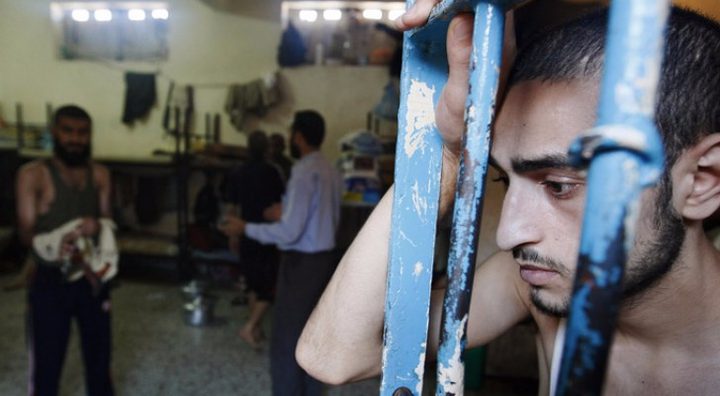 تقرير حقوقي: الأسرى في سجون الاحتلال يتعرضون لانتهاكات جسيمة لحقوق الإنسان