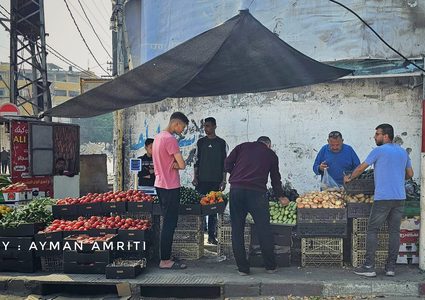 الخضروات تملأ الأسواق في شمال القطاع مع ضعف شديد في الحالة الشرائية لقلة الدخل وشح السيولة النقدية :

 تصوير : أيمن العمريطي - الثلاثاء / ١٦ / ٤ / ٢٠٢٤ م