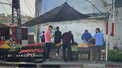 الخضروات تملأ الأسواق في شمال القطاع مع ضعف شديد في الحالة الشرائية لقلة الدخل وشح السيولة النقدية :

 تصوير : أيمن العمريطي - الثلاثاء / ١٦ / ٤ / ٢٠٢٤ م