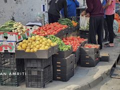 الخضروات تملأ الأسواق في شمال القطاع مع ضعف شديد في الحالة الشرائية لقلة الدخل وشح السيولة النقدية :

 تصوير : أيمن العمريطي - الثلاثاء / ١٦ / ٤ / ٢٠٢٤ م