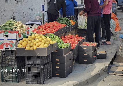 الخضروات تملأ الأسواق في شمال القطاع مع ضعف شديد في الحالة الشرائية لقلة الدخل وشح السيولة النقدية :

 تصوير : أيمن العمريطي - الثلاثاء / ١٦ / ٤ / ٢٠٢٤ م