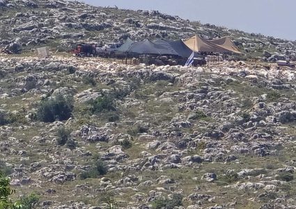 كفر الديك : مستوطنون ينصبون خياما على أراضي المواطنين